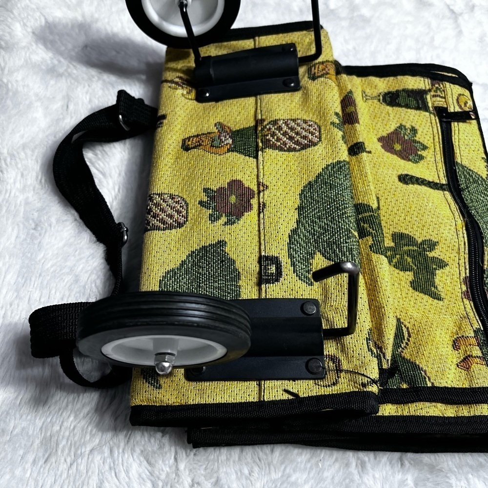 Jade foldable Hawaiian print shipping bag on wheels